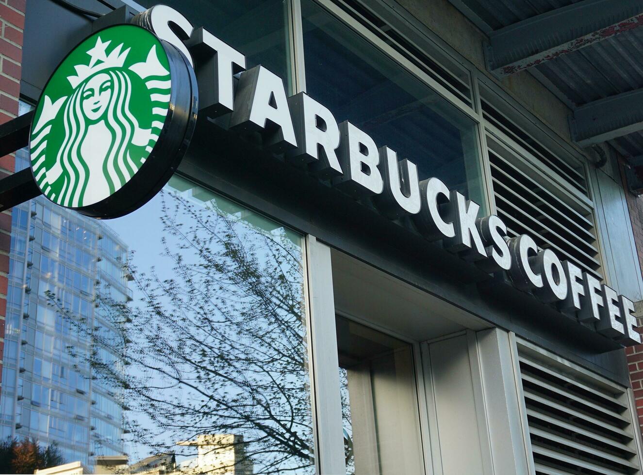 starbucks Coffee skyltfönster tecken med logotyp stänga upp. vancouver, före Kristus, Kanada. april 29, 2023. foto