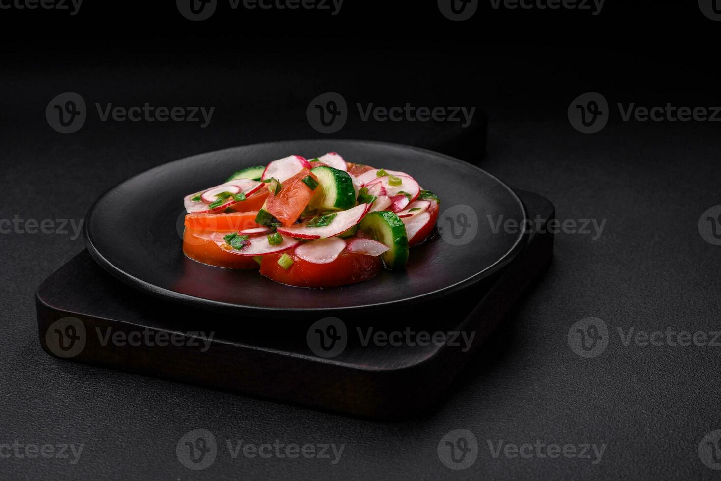 utsökt vegan sallad av färsk grönsaker av tomater, gurkor och rädisor foto