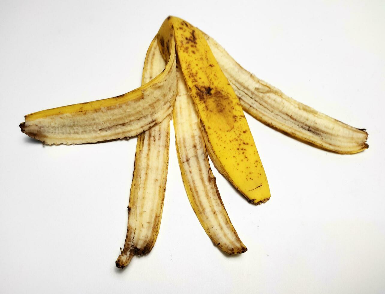 bananskal på vit bakgrund foto