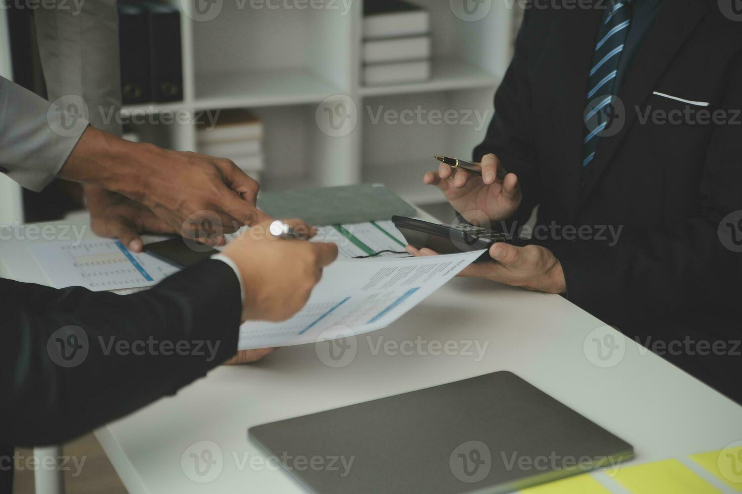 team av affärsmän som arbetar tillsammans i mötesrumskontoret, lagarbete bakgrundsdiagram och grafer banner, dubbel exponering framgångsrikt lagarbete, affärsplaneringskoncept. foto