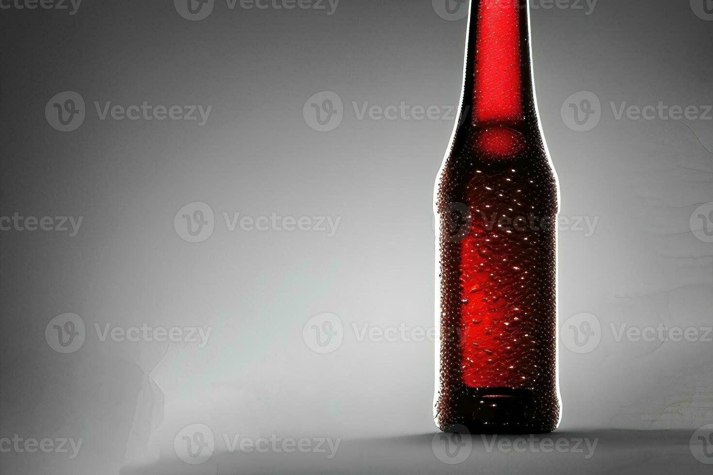 närbild av en kall flaska av lageröl på mörk bakgrund foto