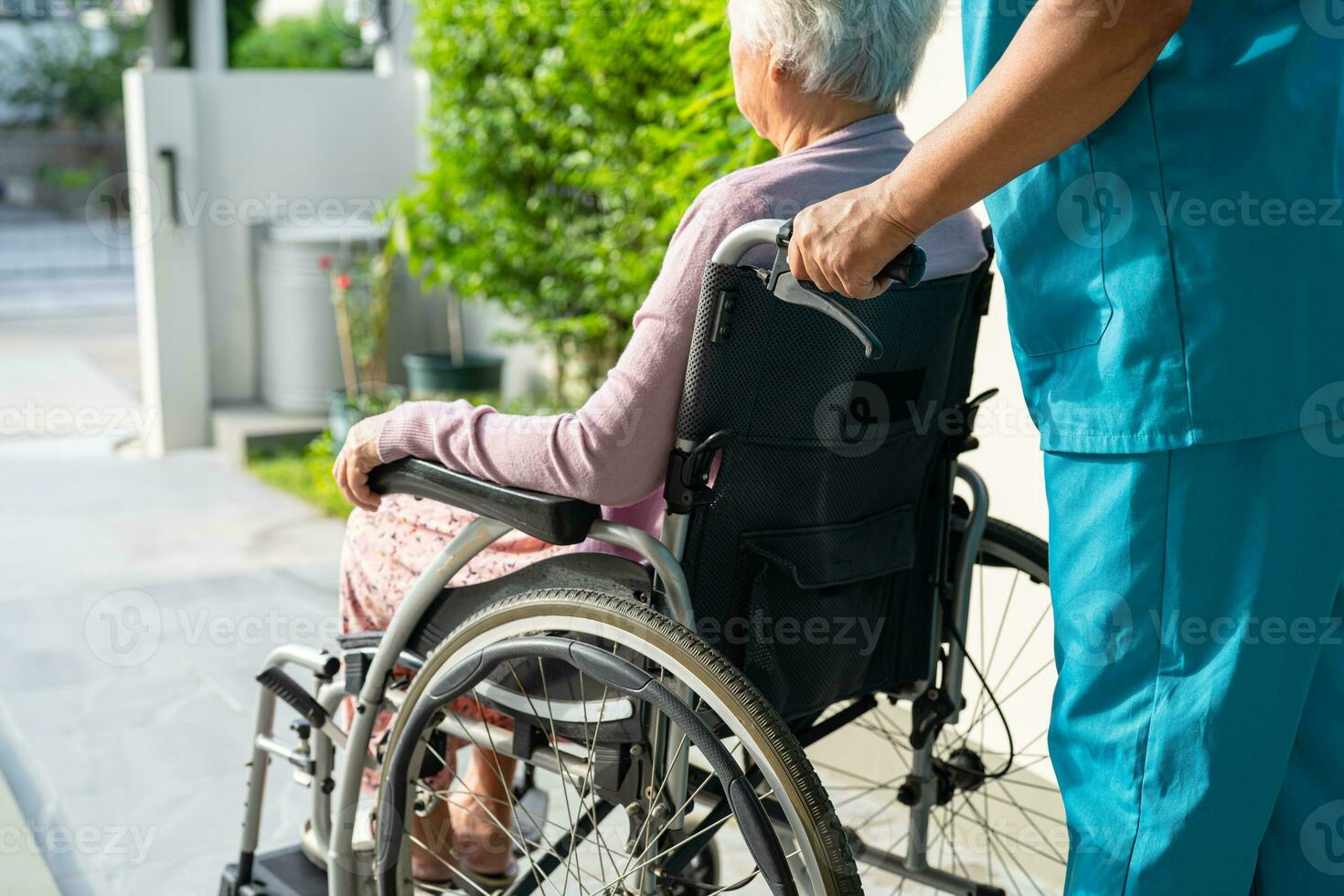 vårdgivare hjälp och vård asiatisk senior eller äldre gammal lady kvinna patient Sammanträde på rullstol till ramp i amning sjukhus, friska stark medicinsk begrepp. foto