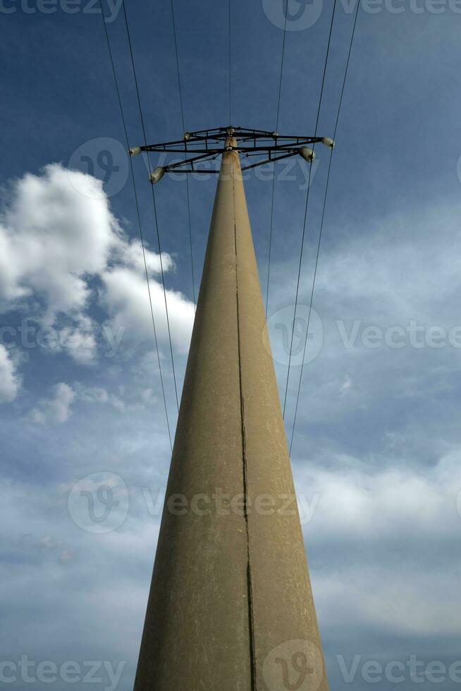 pylon och överföring kraft linje i solnedgång foto