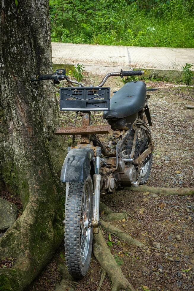 svart och rostig gammal motorcykel foto