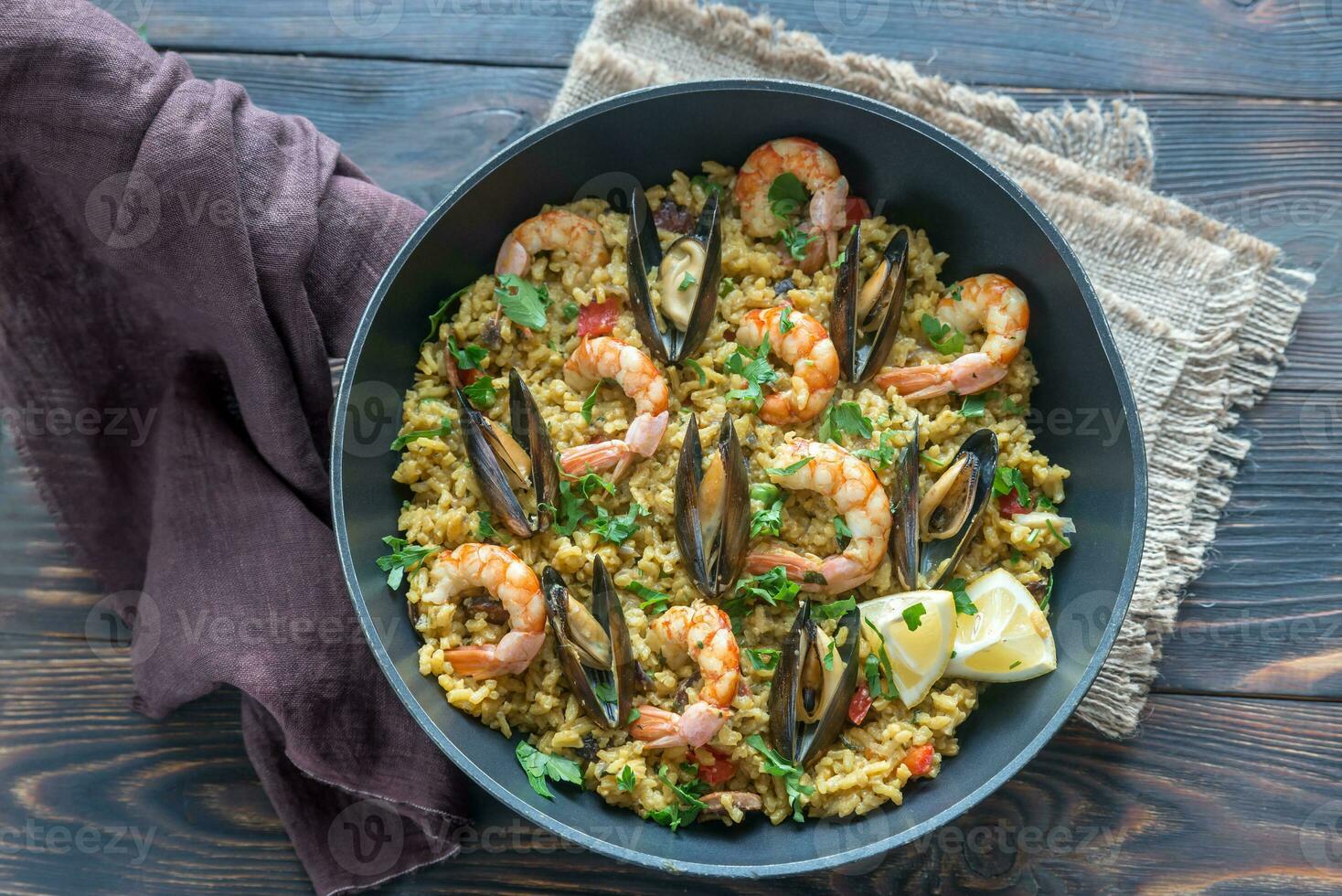 skaldjur paella i de panorera foto