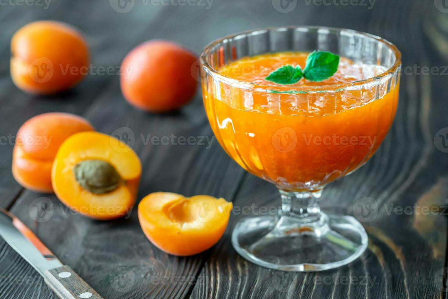 glas vas av aprikos sylt foto
