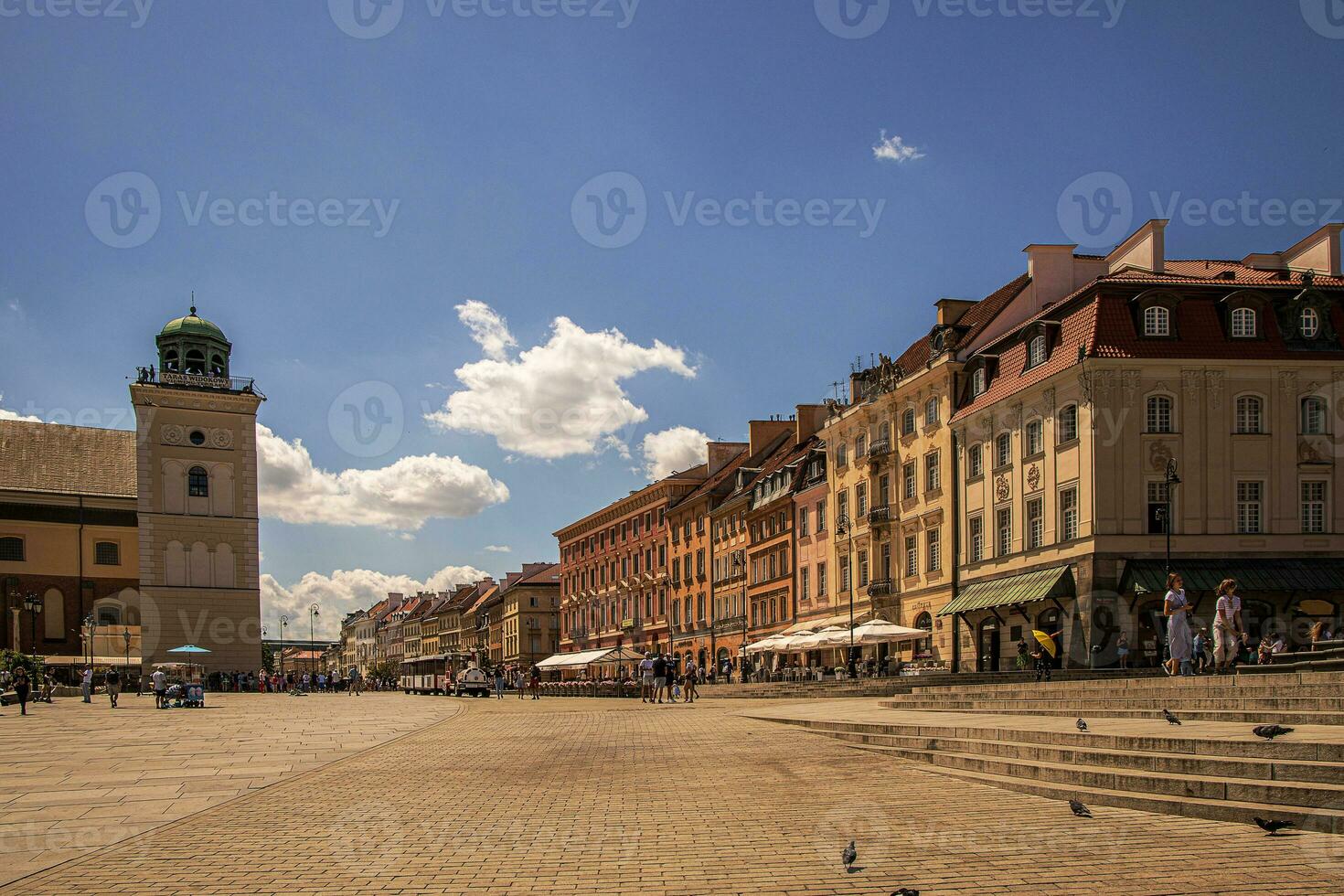 urban landskap av de gammal stad av Warszawa i polen på en värma sommar dag med vattendrag på de gator av krakowskie przedmiescie och de zygmut kolumn foto