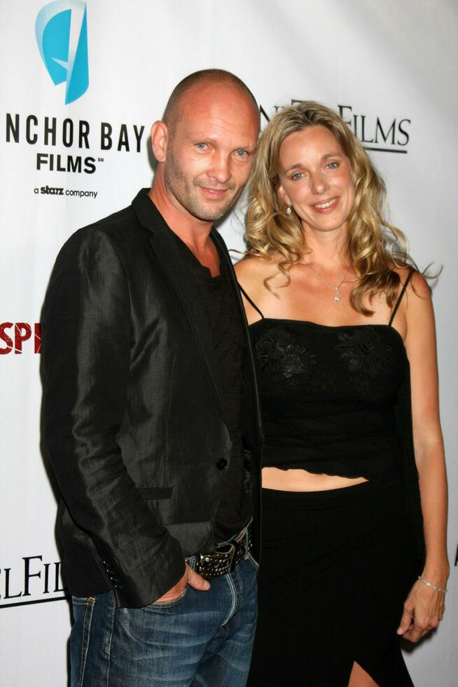 los angeles sep 29 Andrew howard mollie milligan ankommer på de jag spotta på din grav premiär på mann kinesisk 6 teatrar hollywood högland på september 29 2010 i los angeles ca foto