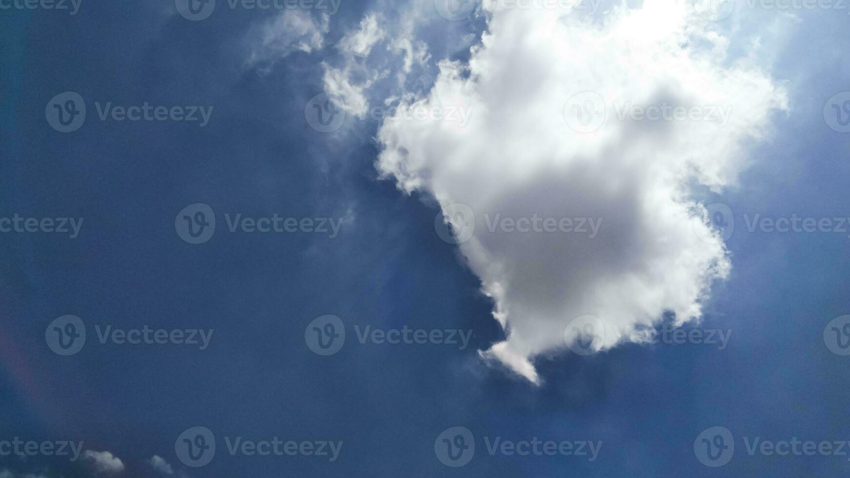 klar blå himmel med en få cumulonimbus moln foto