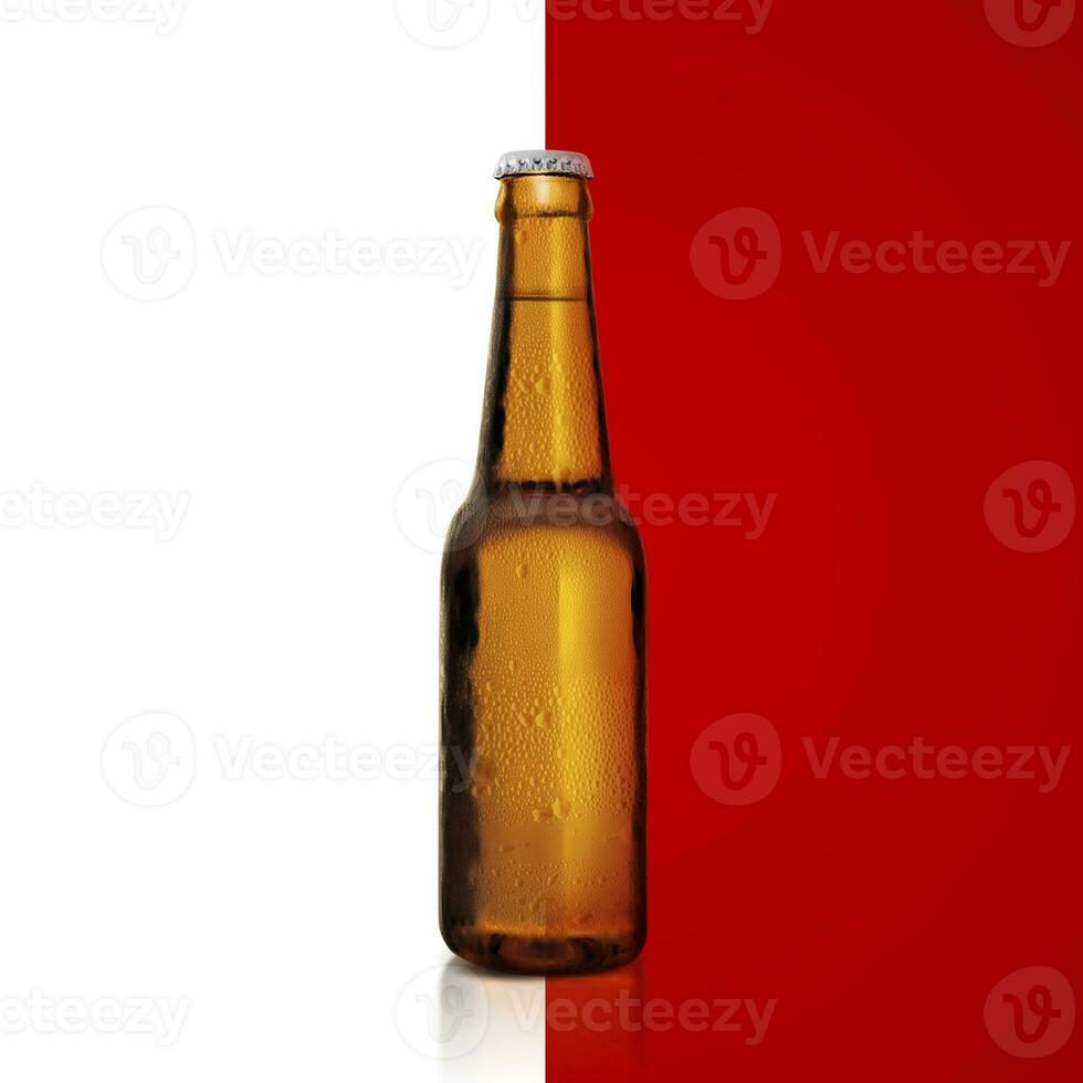 brun flaska av färsk öl med droppar av kondensation på en vit och röd bakgrund foto