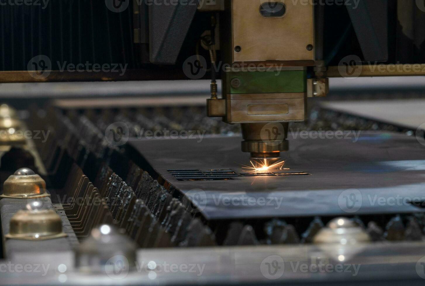 laser skärande huvud för metall bearbetning metall fabrik gnista bakgrund, bearbetning och laser skärande för metall i de industriell foto