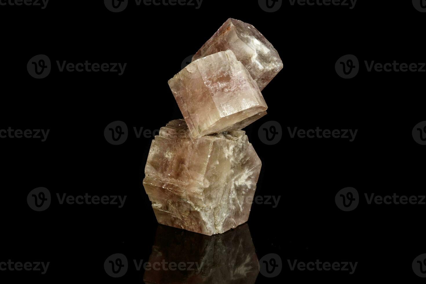 makro mineral sten aragonit på en svart bakgrund foto