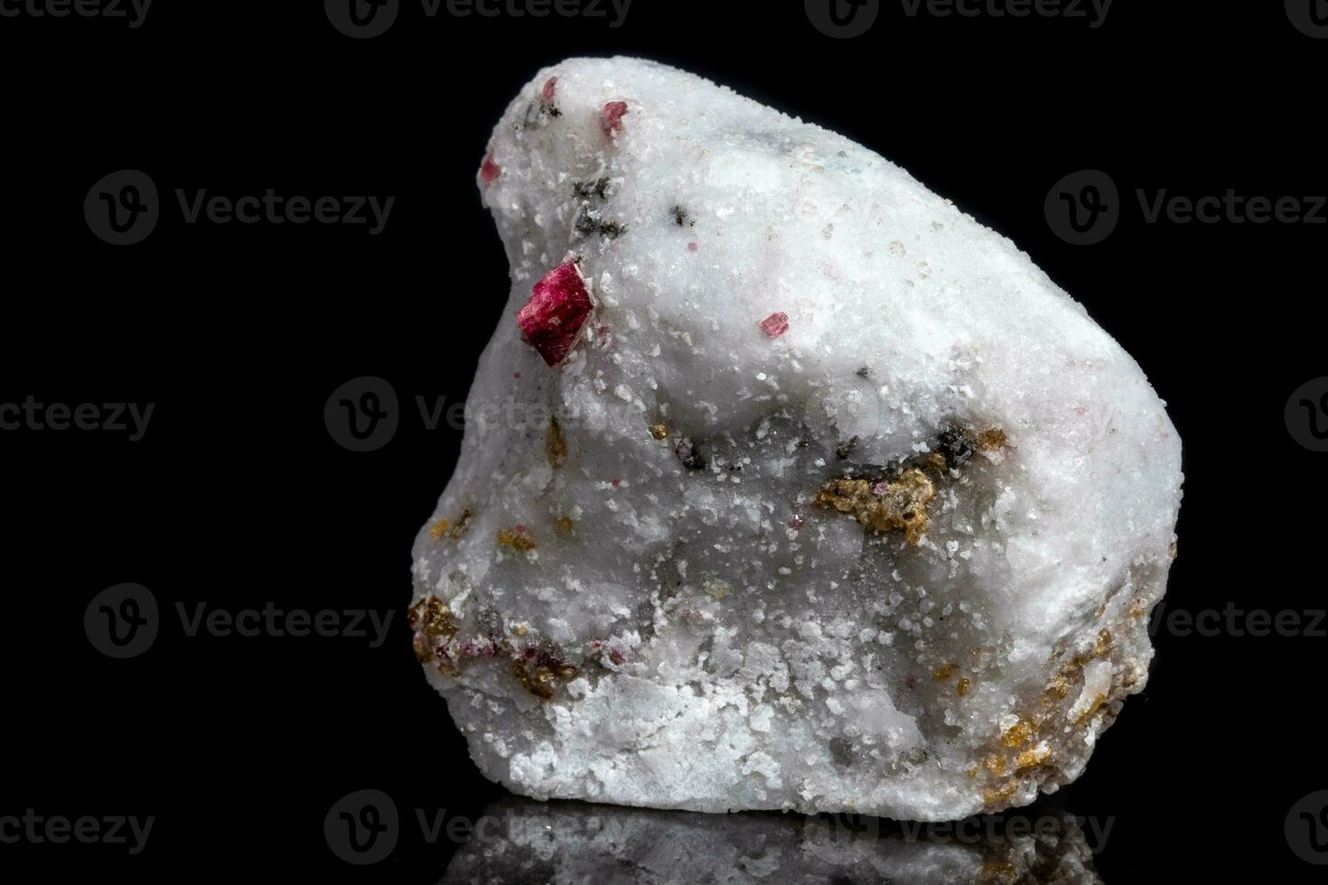makro mineral sten spinel på en svart bakgrund foto