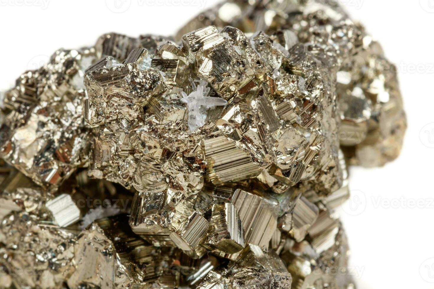 makro mineral sten pyrit guld på vit bakgrund foto