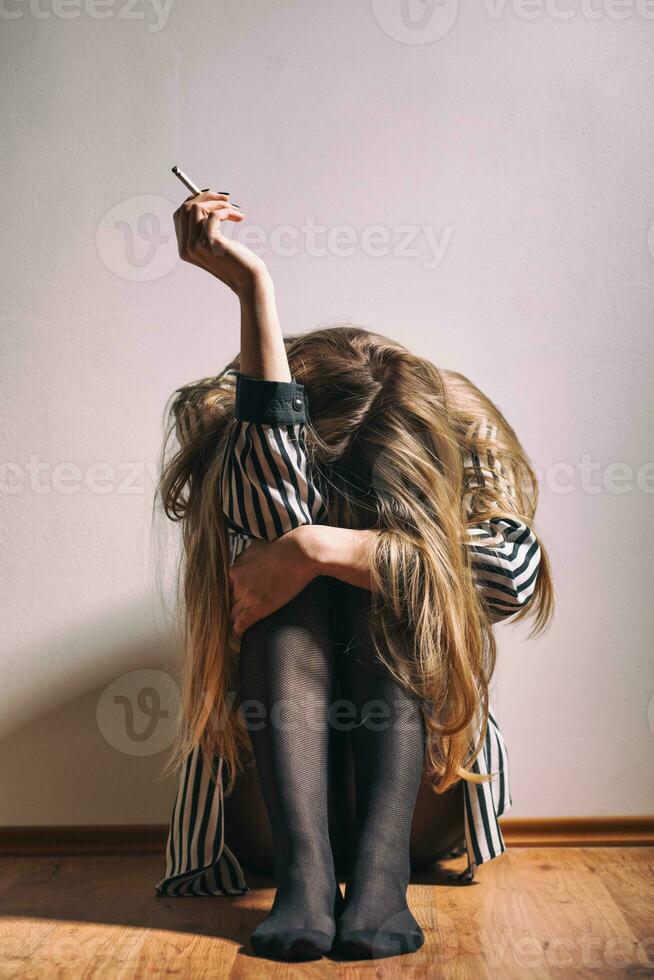 deprimerad kvinna med henne huvud ner foto