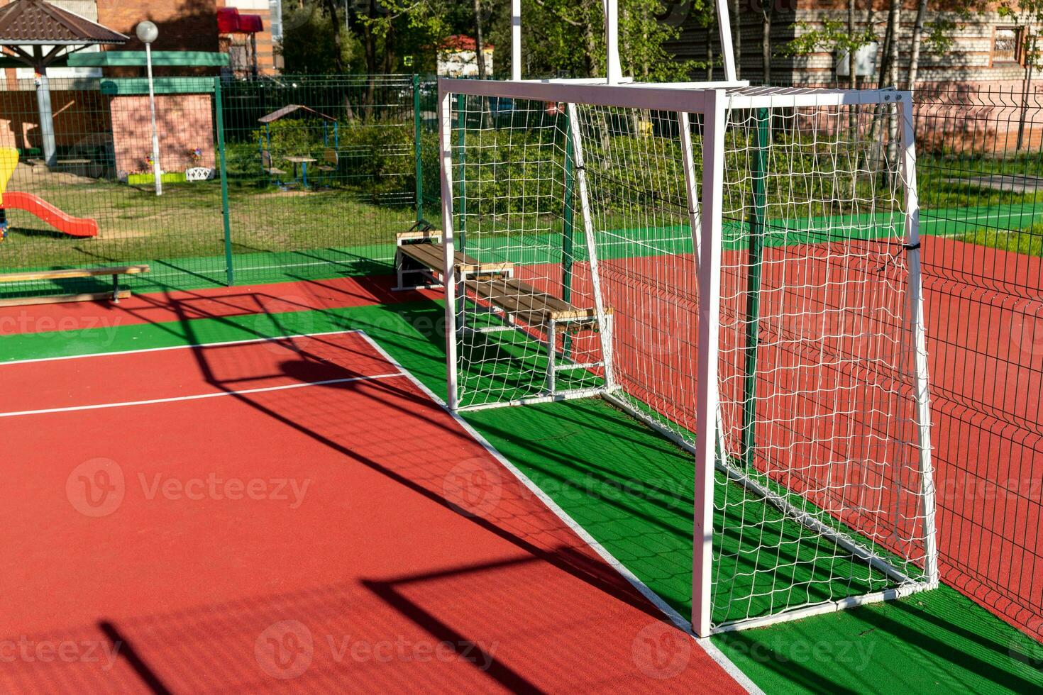 fotboll grindar på de fotboll fält av en förskola institution foto