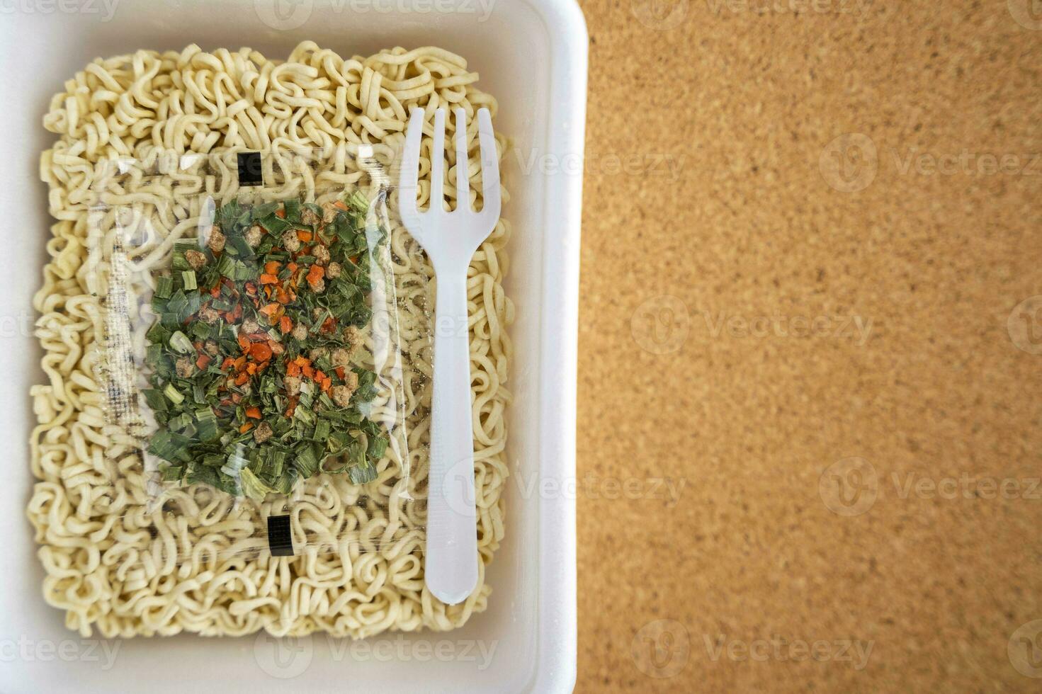 kinesisk spaghetti med en väska av torkades grönsaker. omedelbar spaghetti i en plast tallrik foto