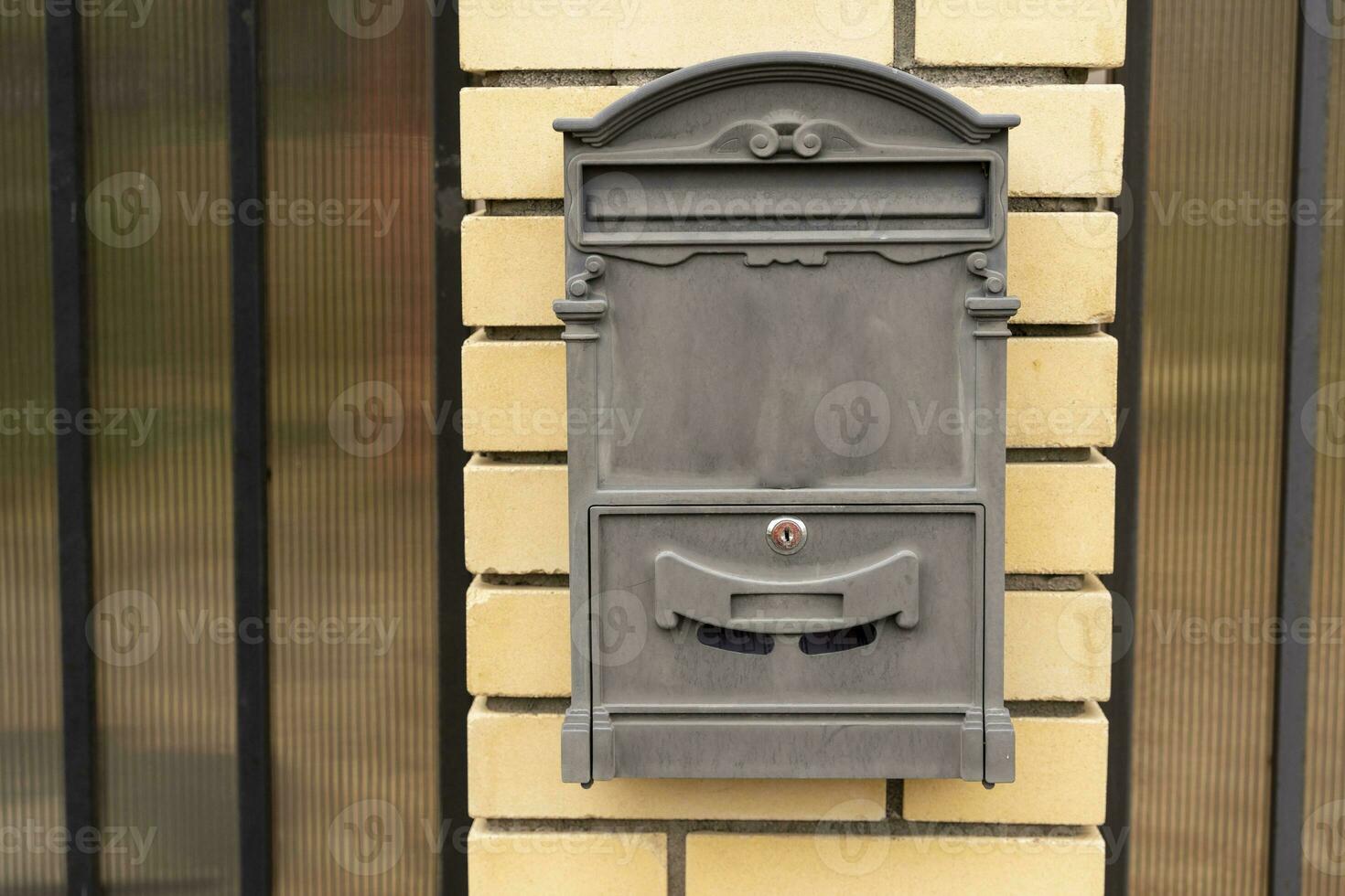 elegant brevlåda på de dörr av en privat hus foto