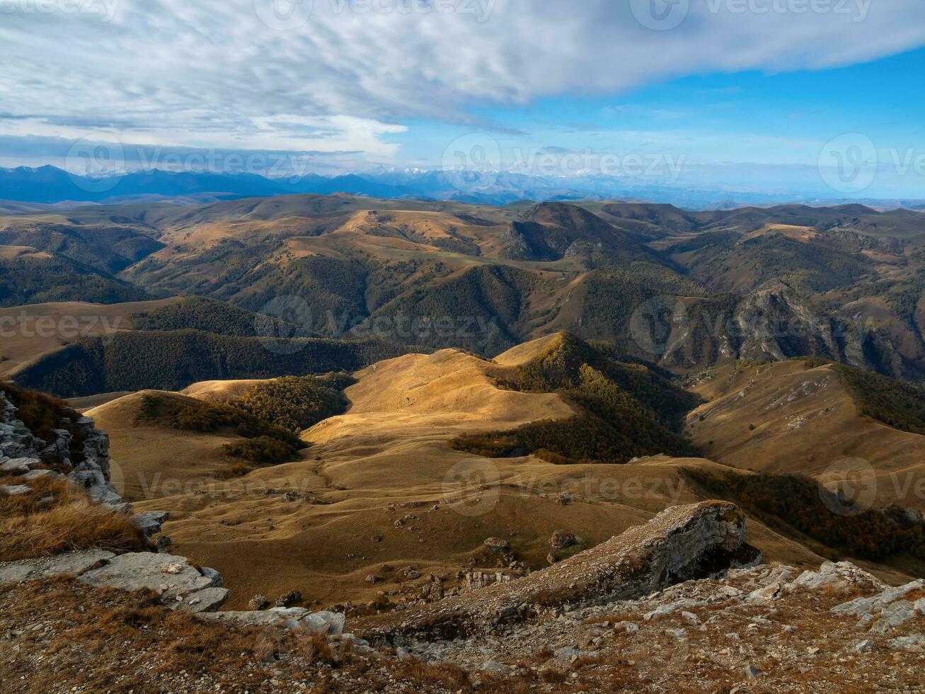 soluppgång se av bermamyt platå rocks. bergen på de kant av en klippa i de distans på solig morgon. atmosfärisk landskap med silhuetter av berg. karachay-cherkessia, Kaukasus, Ryssland. foto