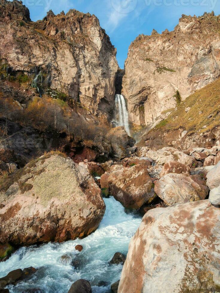 Fantastisk landskap se av stor berg vattenfall känd som sultan, höst gräs, stor stenar och hög stenar som en bakgrund. kaukasus natur, jila su elbrus område, kabardino-balkaria. foto