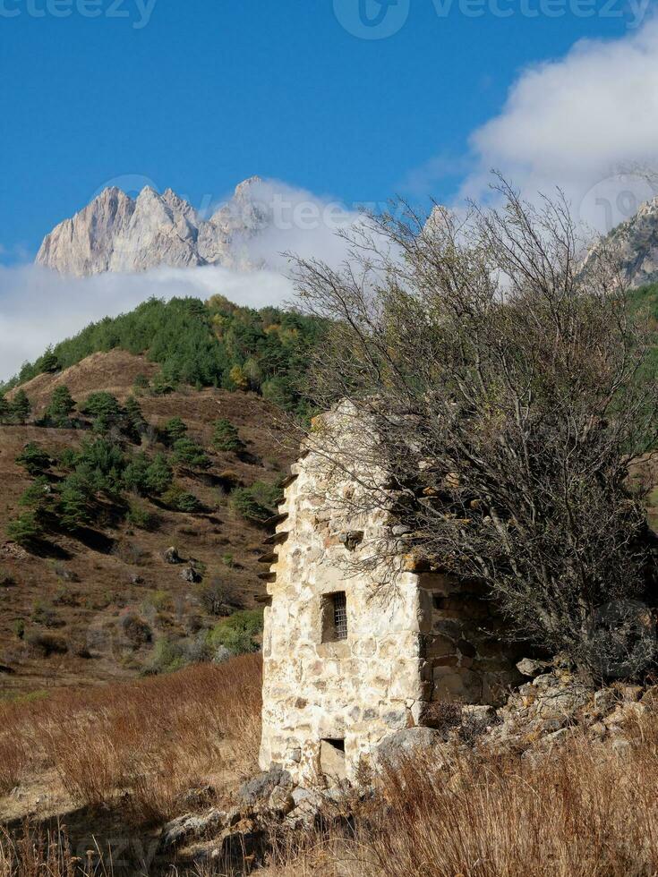 medeltida torn komplex egikal, ett av de största medeltida slottsliknande torn byar, belägen på de extremitet av de berg räckvidd i ingushetia, Ryssland. gammal familj krypta. foto