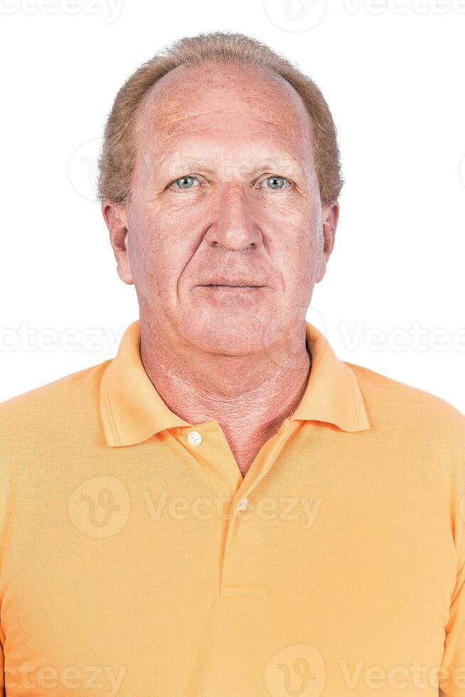 stilig gammal man i orange polotröja foto