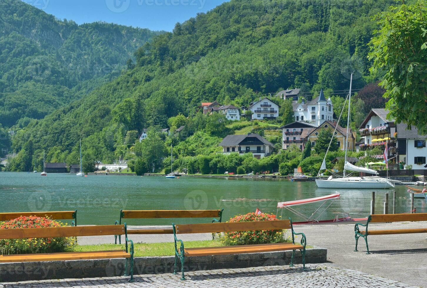 promenad i traunkirchen på sjö traunsee, övre österrike foto