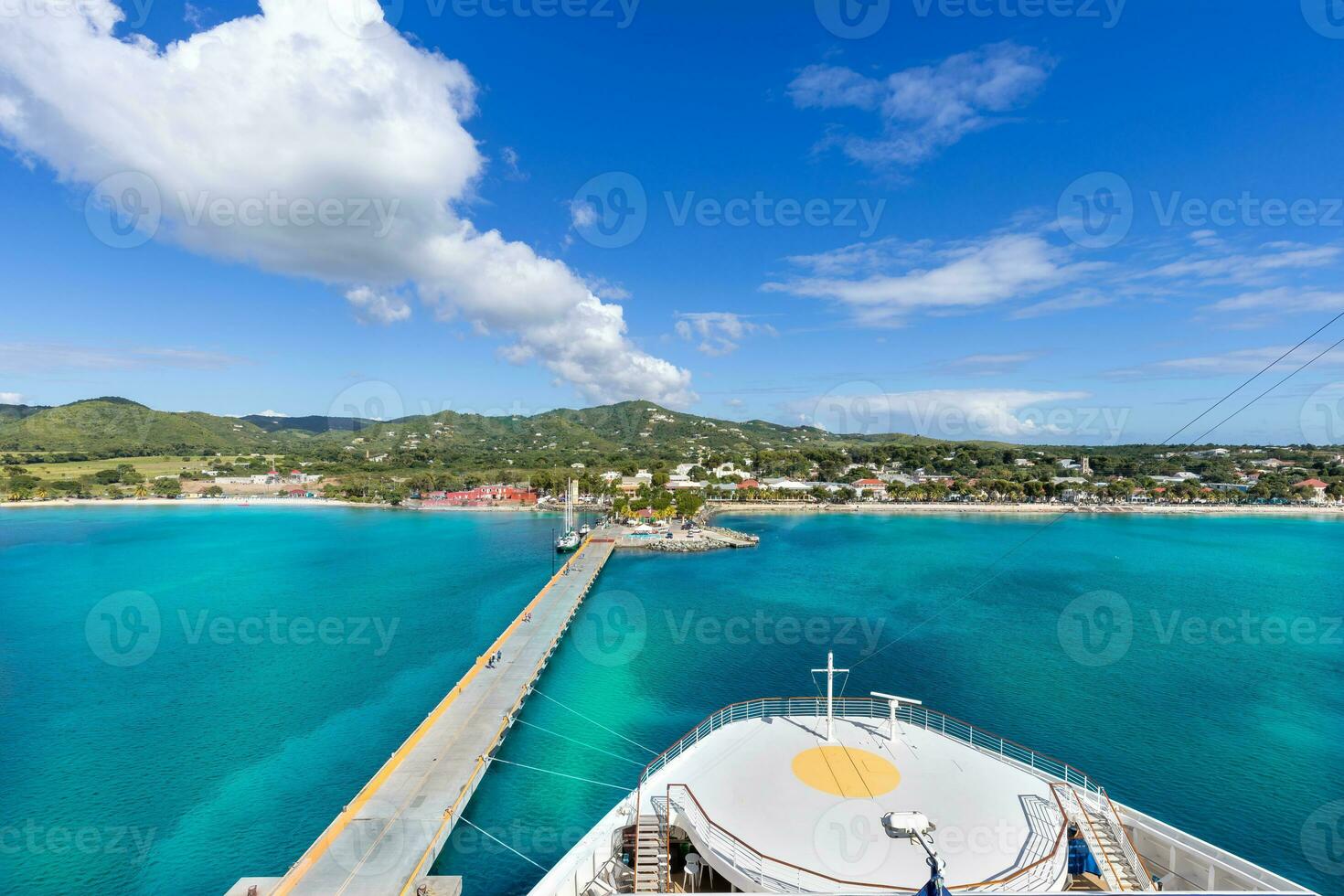 kryssning fartyg karibiska semester. helgon croix frederiksted oss jungfrulig öar panorama- strandlinje foto