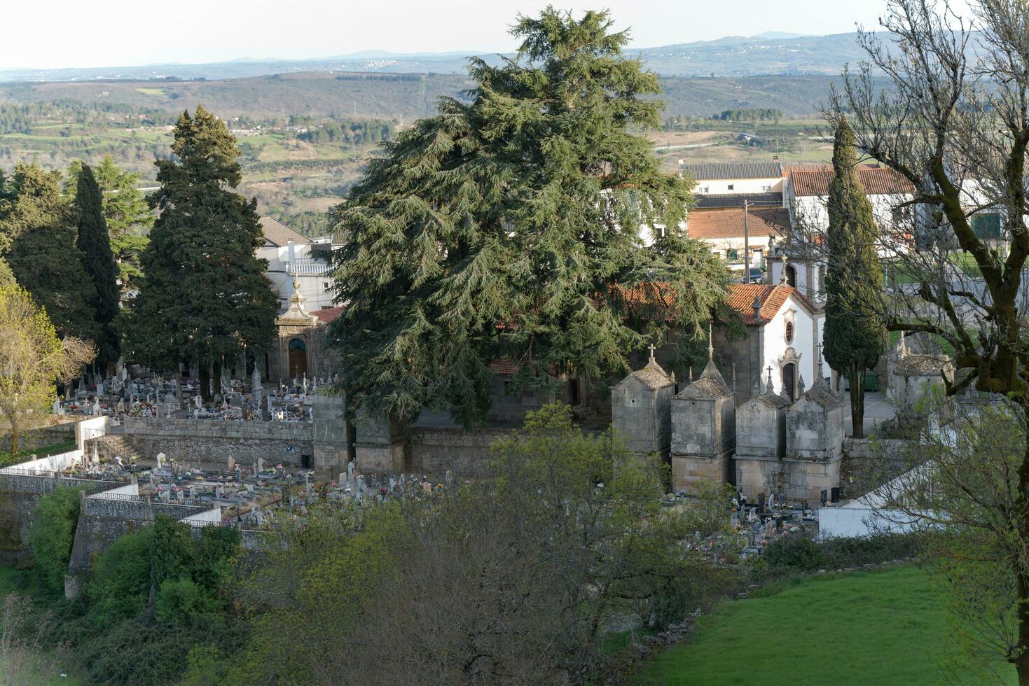antenn se av trancoso kyrka och kyrkogården. portugal foto