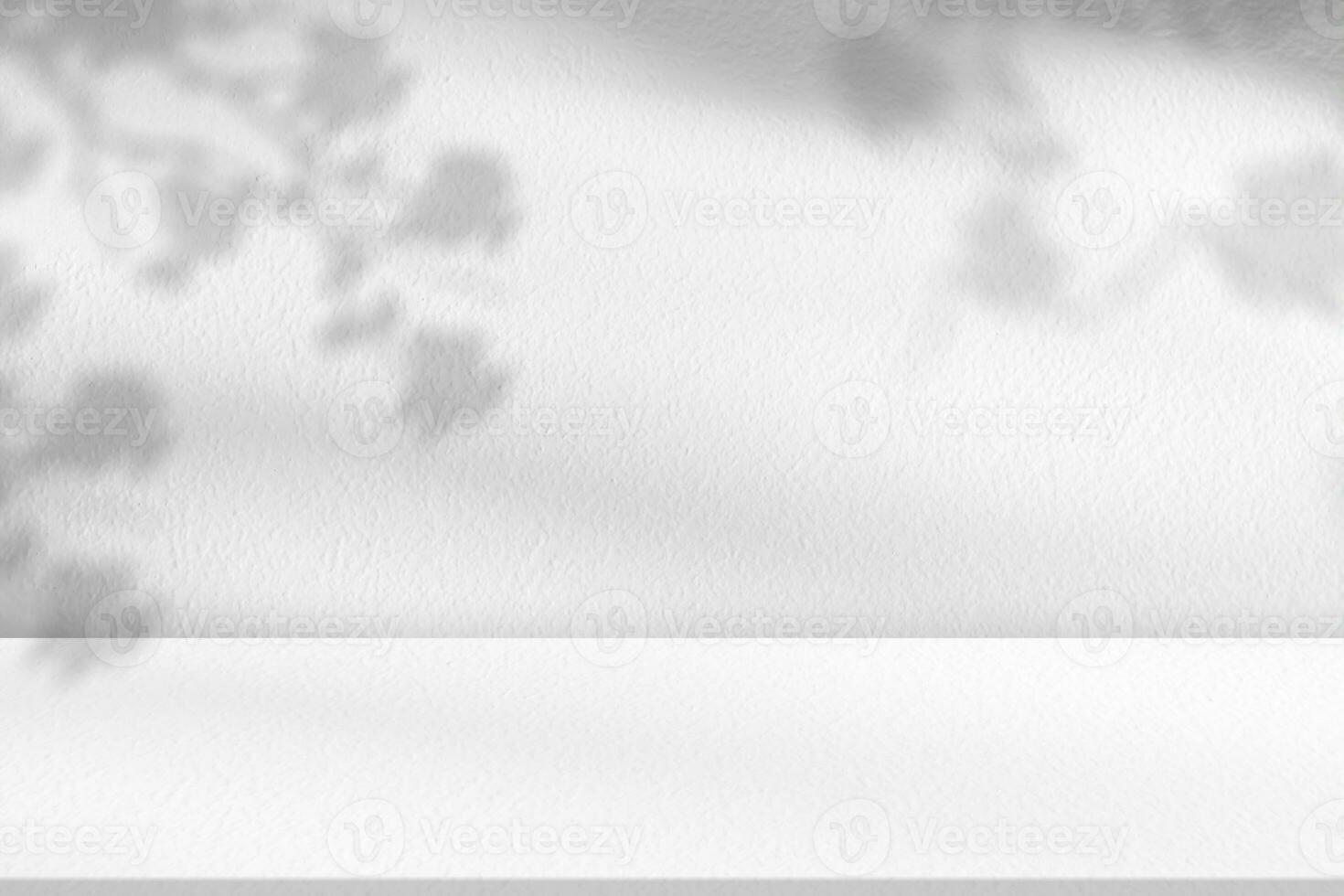 betong vägg textur med körsbär blomma skugga, vit cement med löv skugga täcka över på golv, bakgrund tömma grå studio rum med tabell topp, bakgrund för kosmetisk produkt visa foto