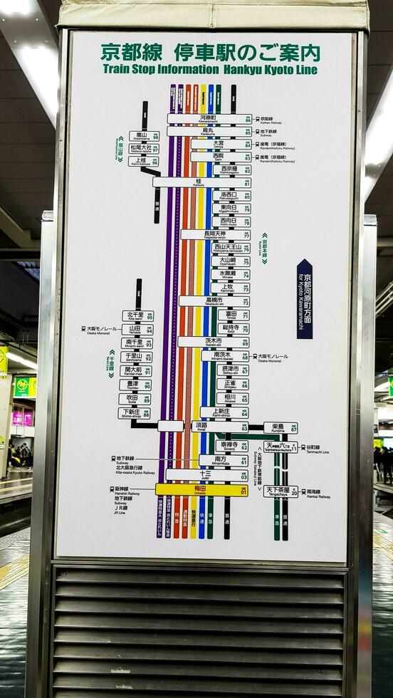 Osaka, japan i april 2019. information styrelse för de hankyu kyoto linje tåg sluta information foto