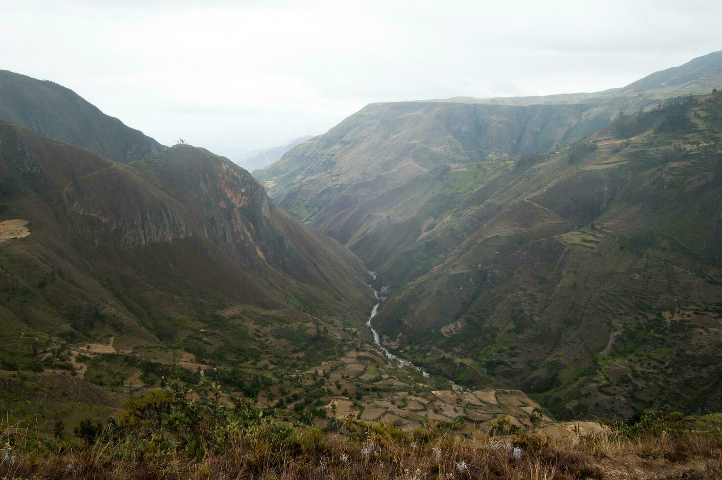 skön antenn se av en grön dal med flod. saraguro, ecuador foto