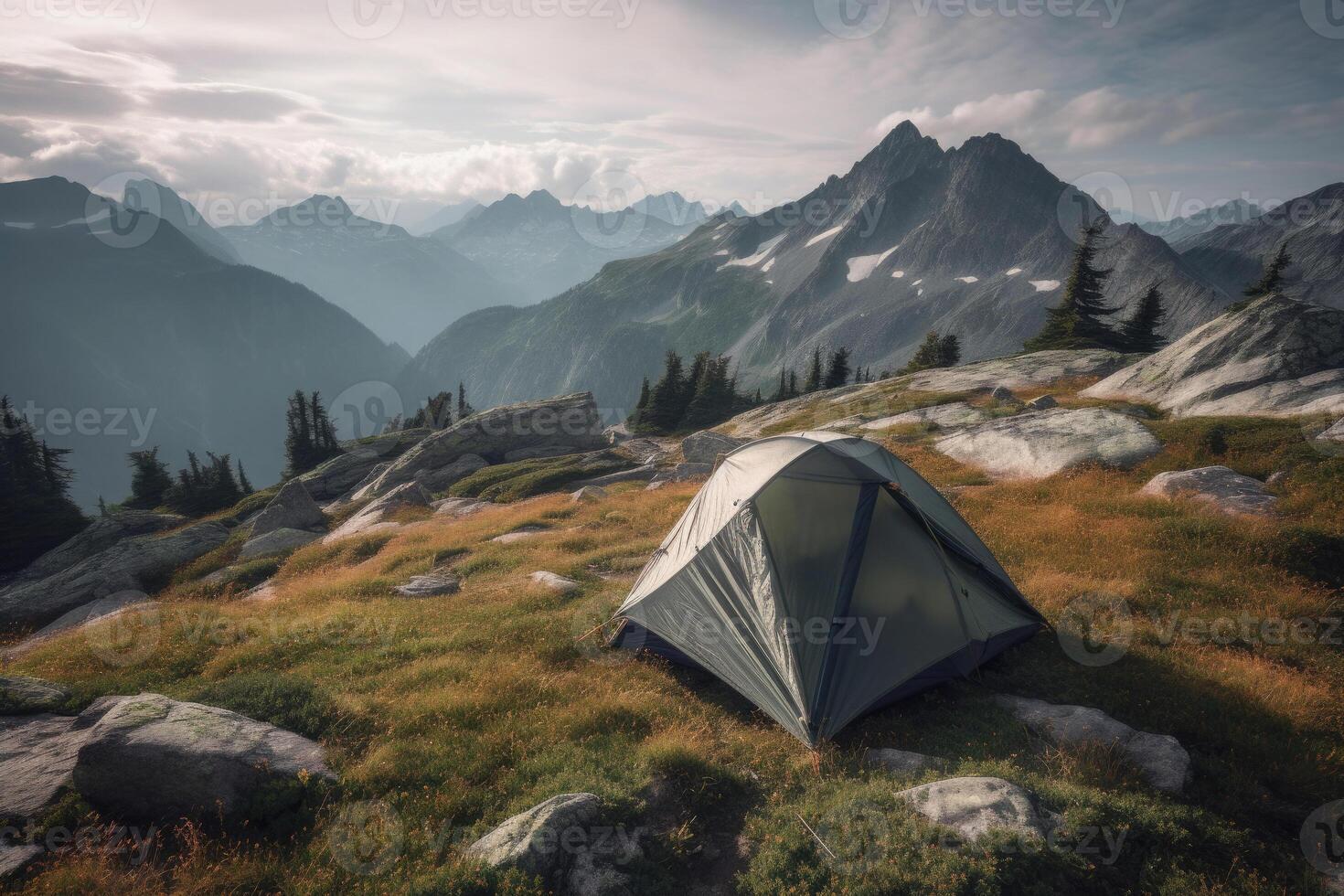 camping tält med Fantastisk se på berg landskap på solnedgång. generativ ai foto