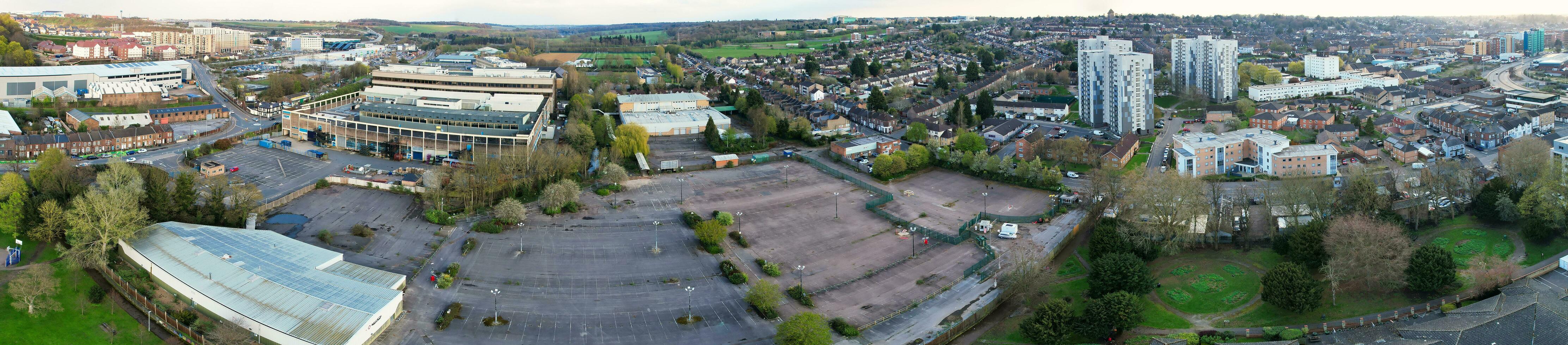 ultra bred panorama- hög vinkel se av luton stad av england. antenn se av stad var fångad på 17 april 2023 med drönare kamera från låg höjd över havet. foto