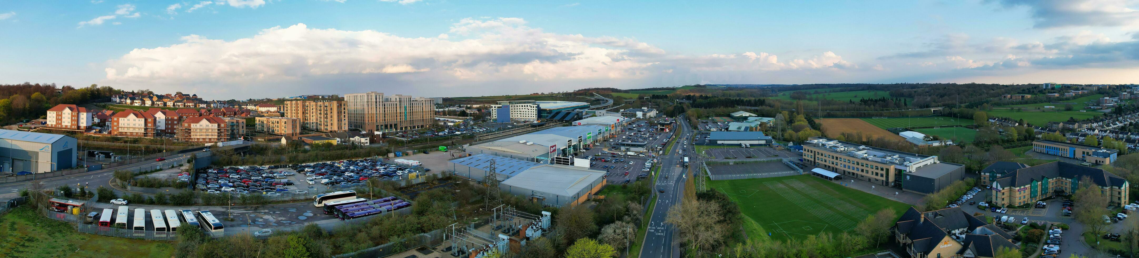 ultra bred panorama- hög vinkel se av luton stad av england. antenn se av stad var fångad på 17 april 2023 med drönare kamera från låg höjd över havet. foto