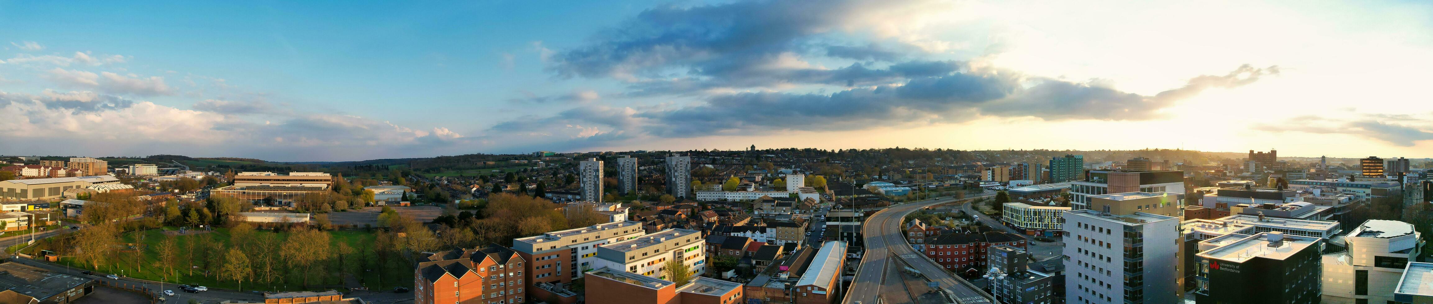 ultra bred panorama- hög vinkel se av luton stad av england. antenn se av stad var fångad på 17 april 2023 med drönare kamera från låg höjd över havet. foto