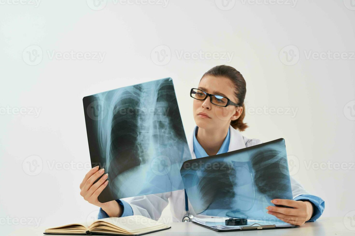 läkare radiolog röntgen forskning sjukhus diagnos foto