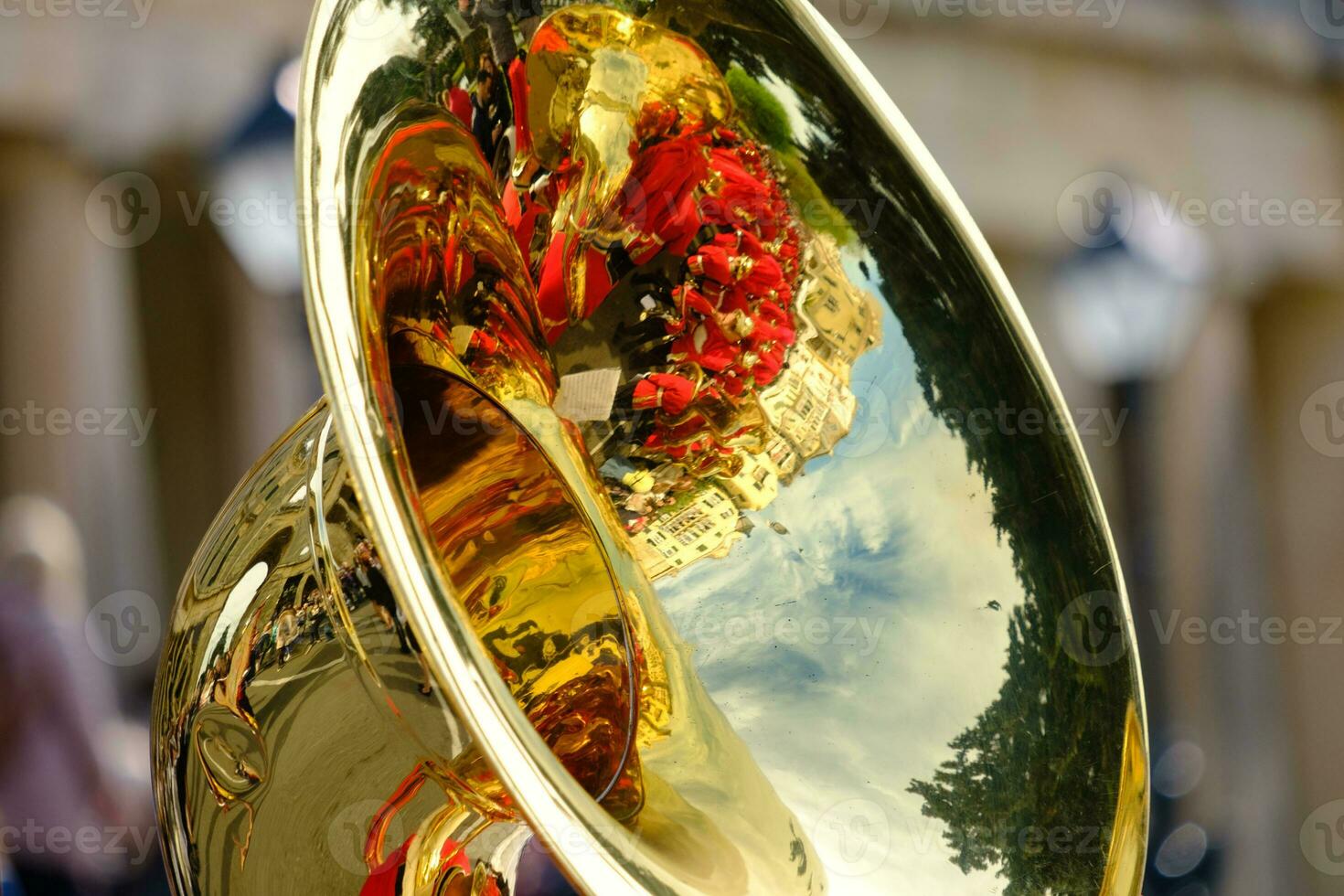 reflektioner i de tubas av färgrik filharmonisk orkestrar under de känd påsk litania processioner foto