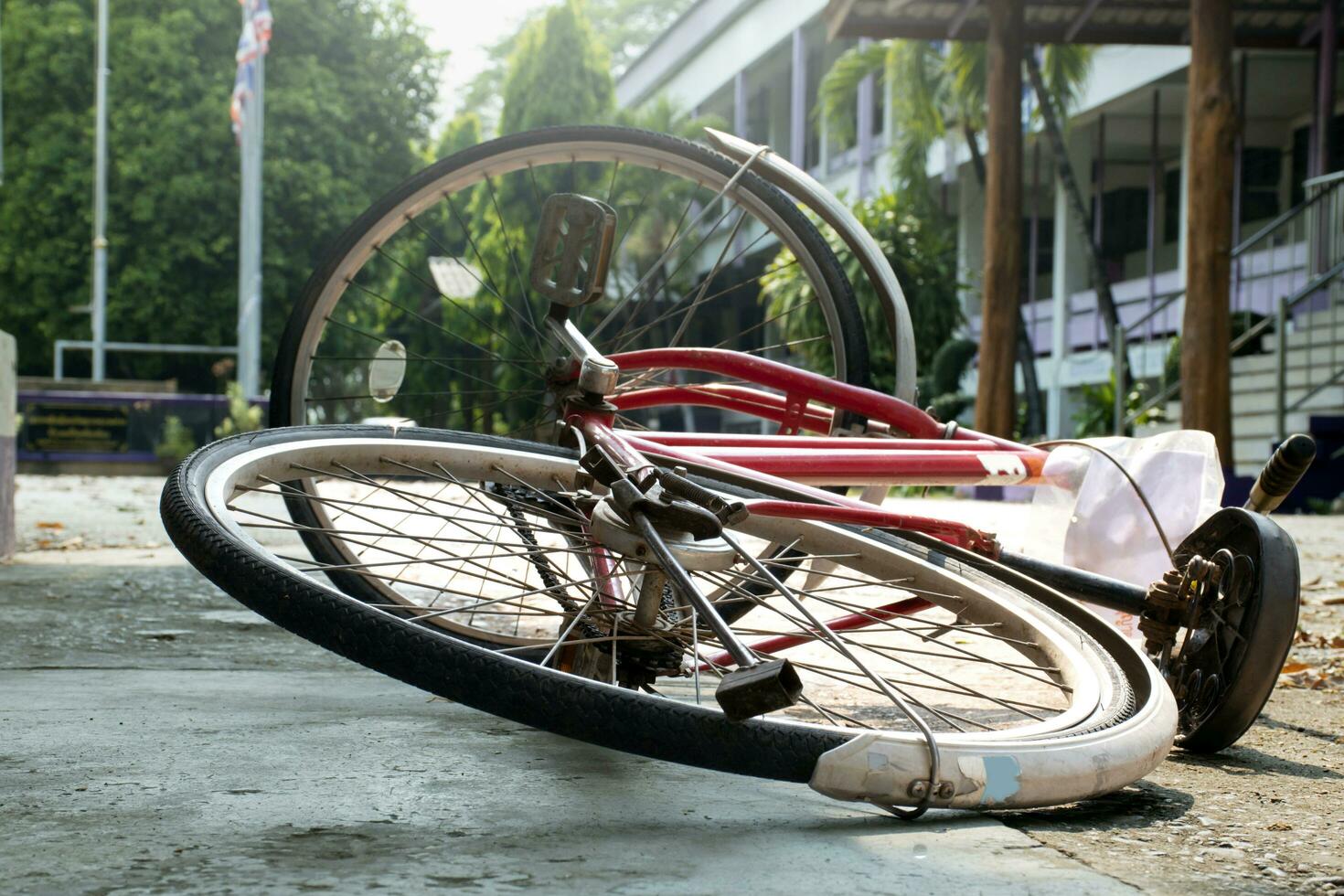 ett gammal cykel som har platt däck och parkerad förbi de urban väg och väntade till fixera eller till förändra de ny ett och till påfyllning de luft inuti, mjuk fokus. foto