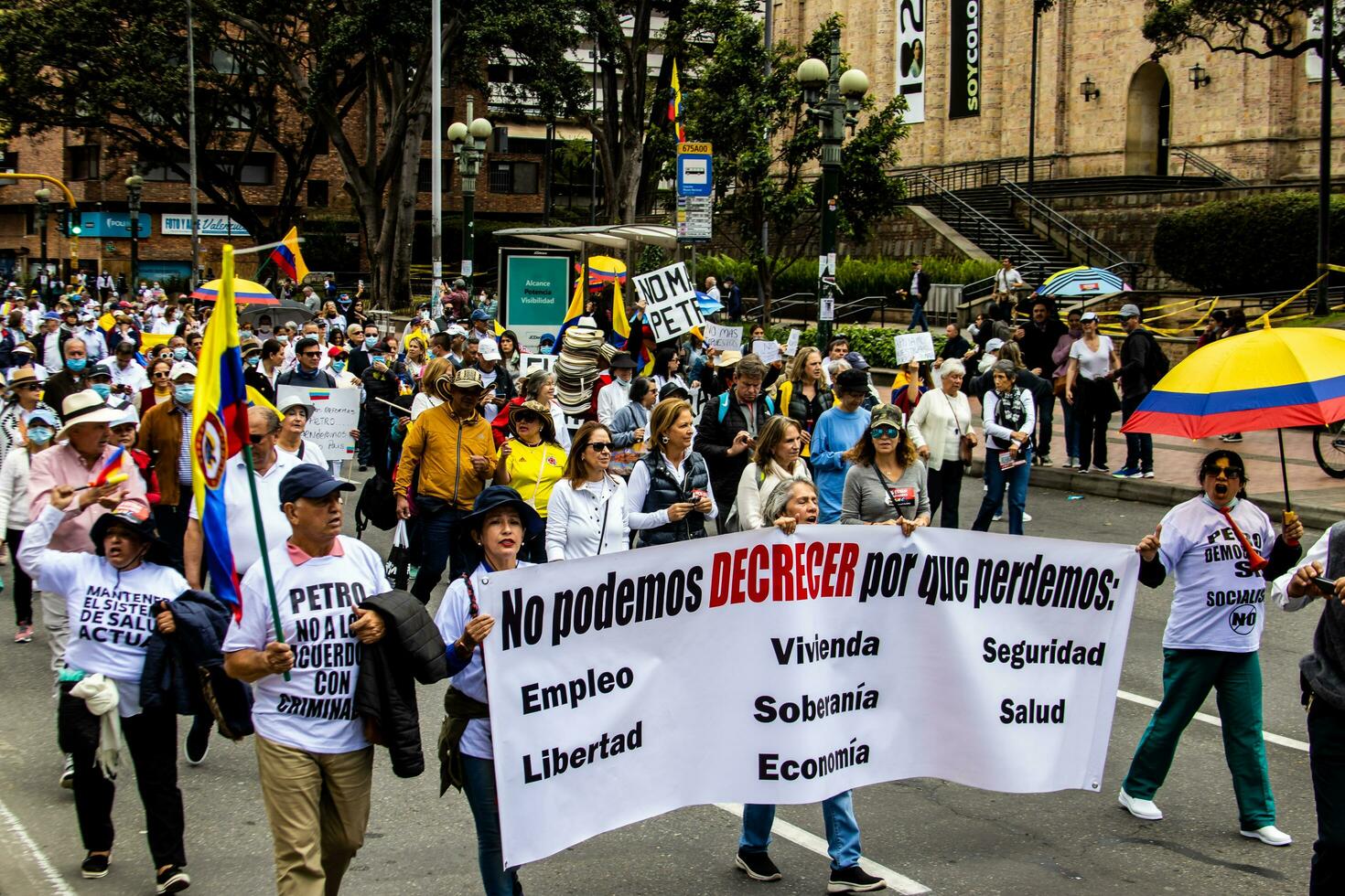 Bogota, colombia, 2022. fredlig protest marscherar i bogota colombia mot de regering av gustavo petro. foto