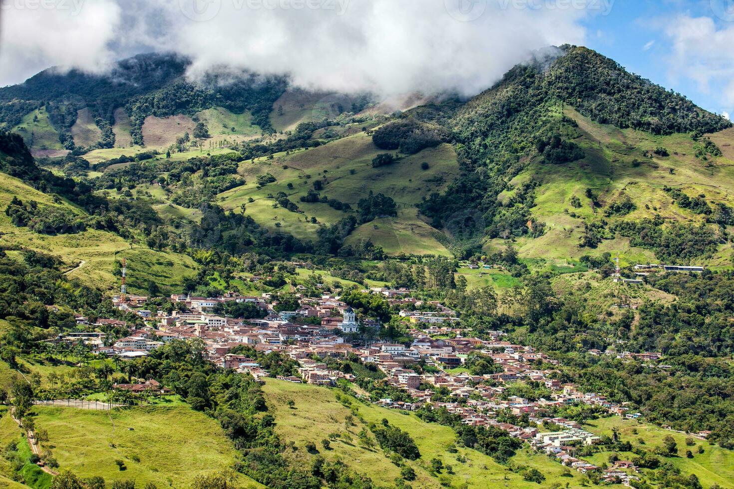 panorama- se av de historisk stad av titiribi belägen i de område av antioquia i colombia foto