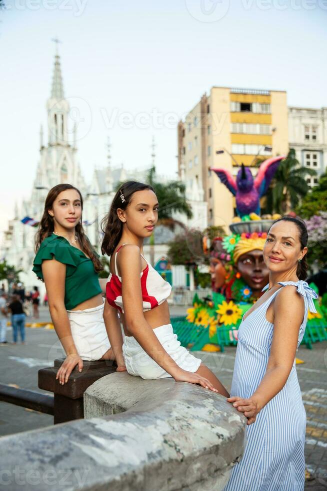 turister på de flod boulevard med la ermita kyrka på bakgrund i de stad av cali i colombia. jul dekoration. foto