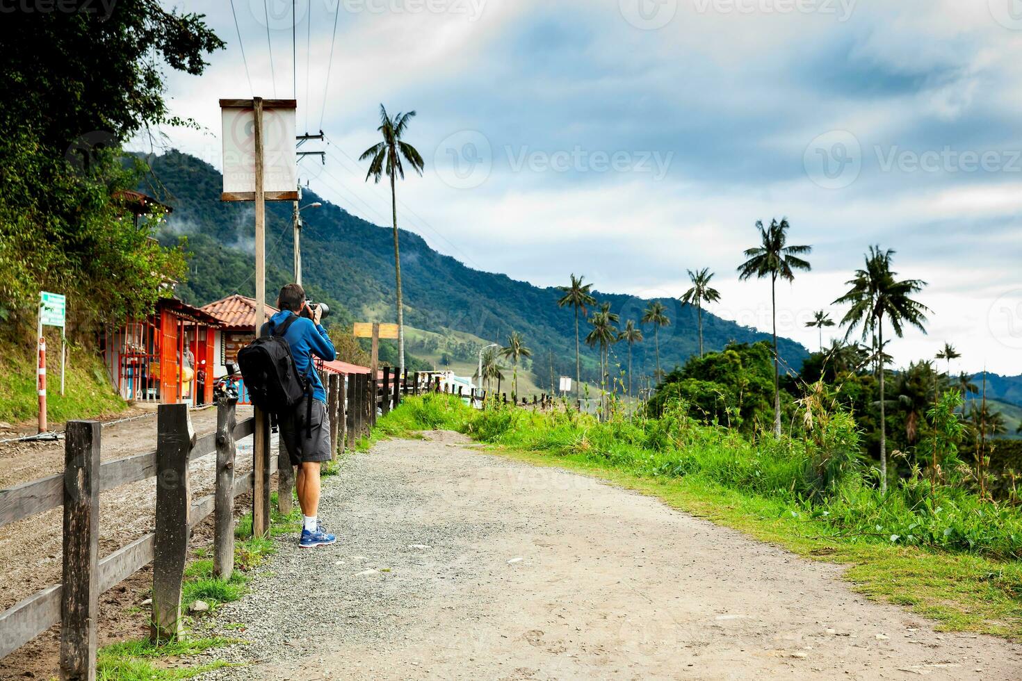 turist tar bilder på de skön valle de cocora belägen i salento på de quindio område i colombia foto