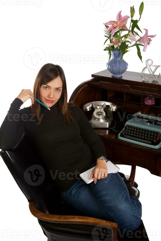 professionell kvinna i henne trettiotalet på vit bakgrund foto