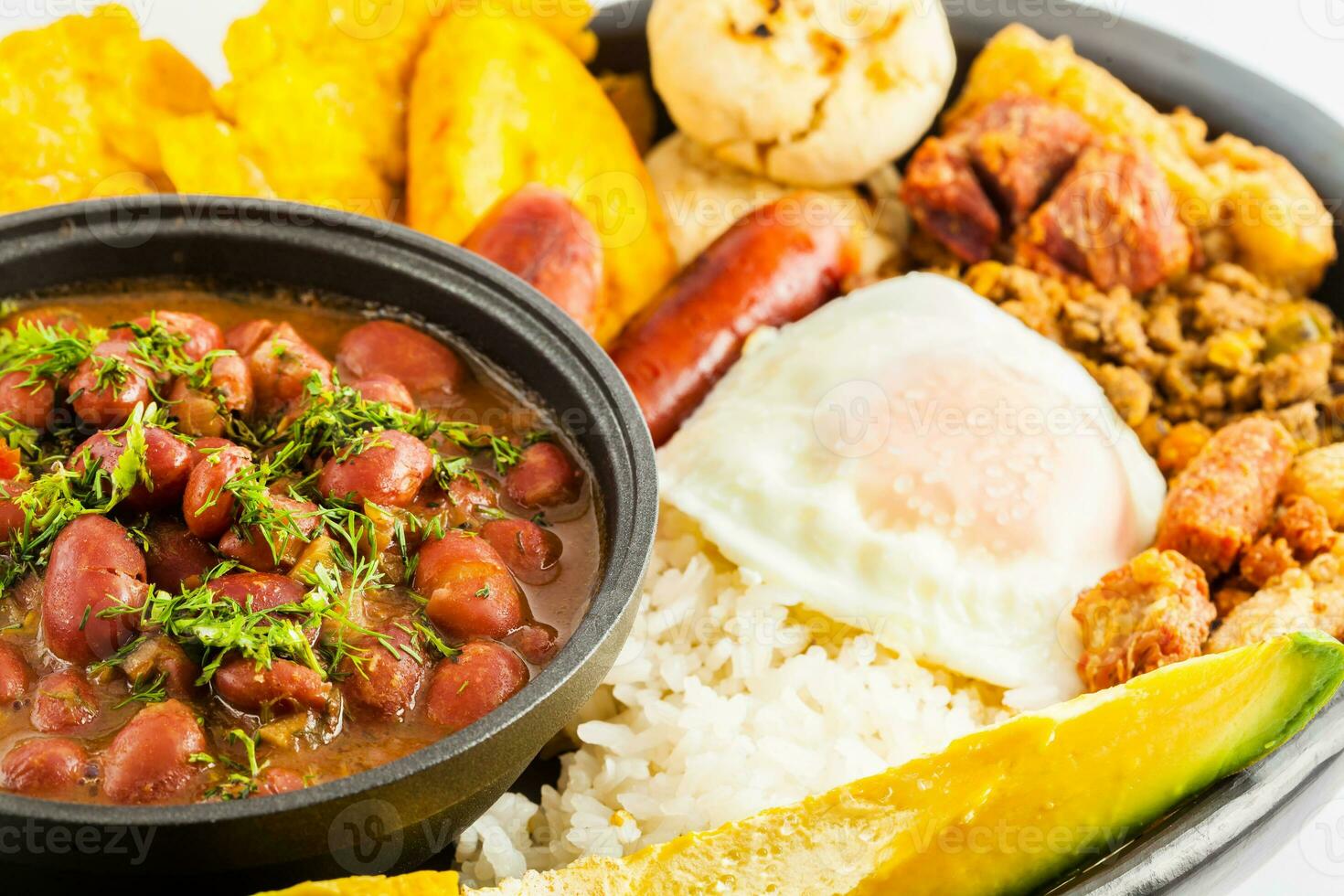 traditionell colombianska maträtt kallad banda paisa en tallrik typisk av medellin den där inkluderar kött, bönor, ägg och groblad foto