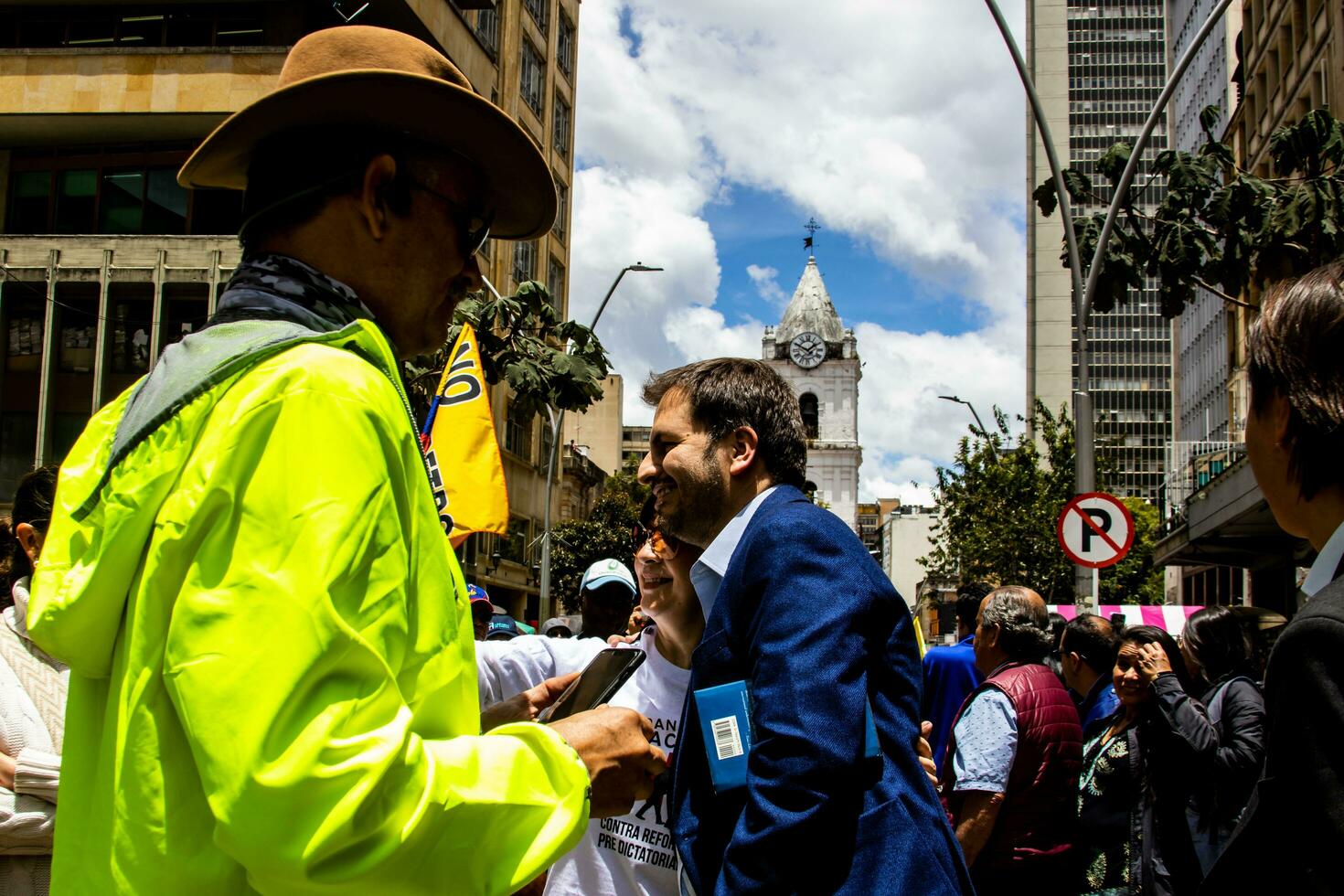 Bogota, colombia, 2022. fredlig protest marscherar i bogota colombia mot de regering av gustavo petro. foto