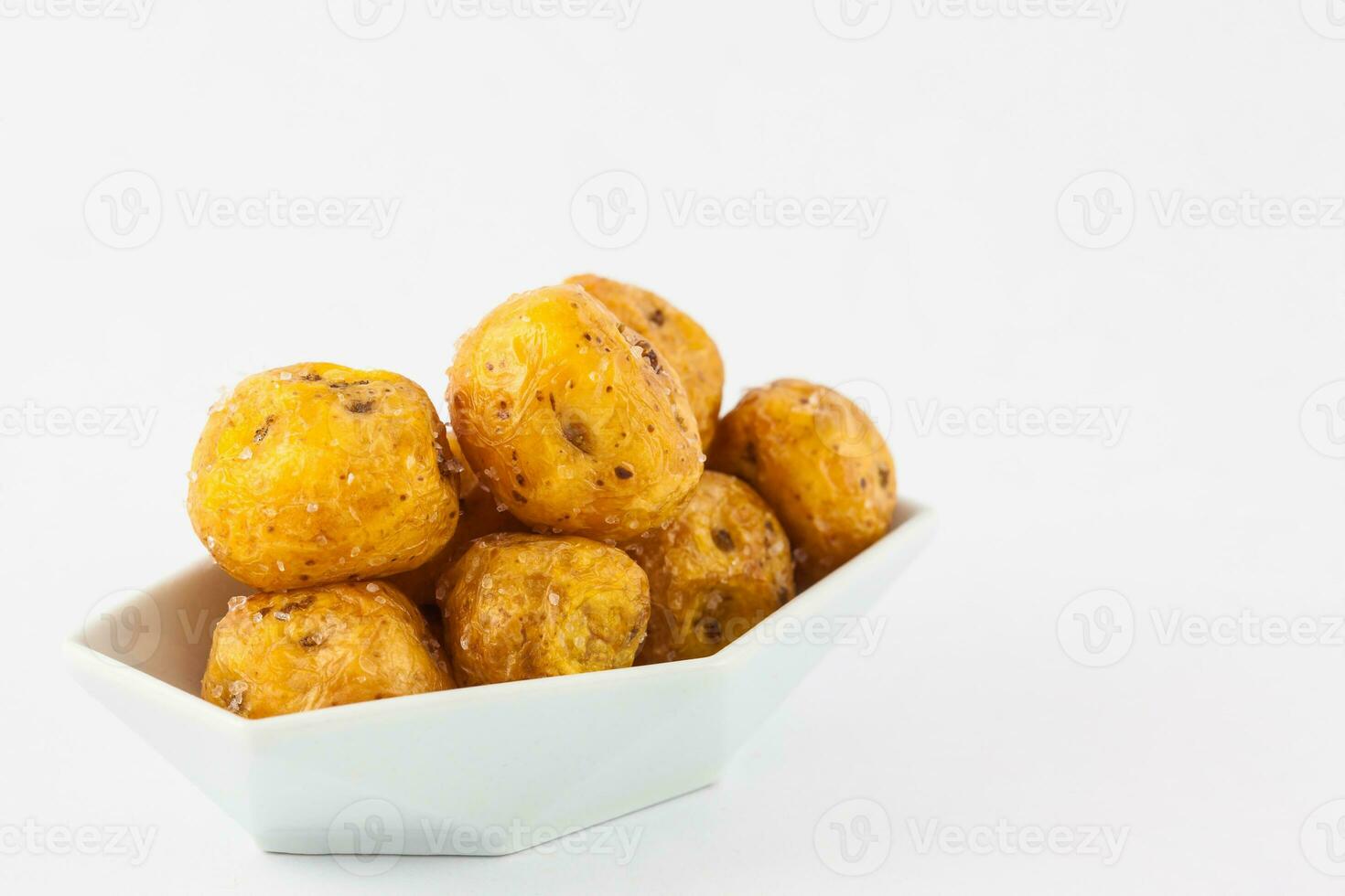 friterad gul potatis isolerat i vit bakgrund. solanum phureja foto