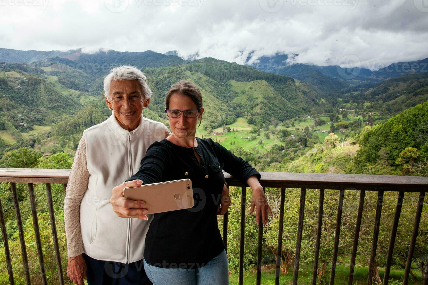 senior mor och vuxen dotter reser tillsammans på de skön se punkt över de cocora dal på salento, belägen på de område av quindio i colombia foto