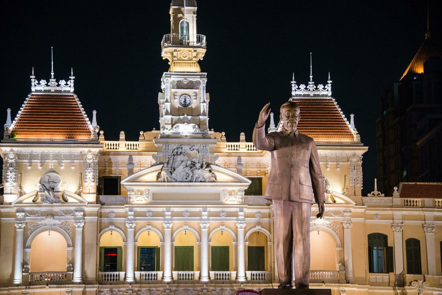 ho chi minh stad, vietnam- dec 10, 2016. de före detta stad hall av saigon var byggd under de franska kolonial period.idag den hus regering kontor. en staty av ho chi minh står i främre. foto