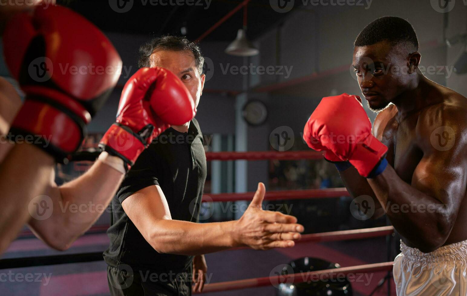 de boxning domare signalerade de bekämpa förbi hackning händer mellan de två boxare den där är en bekämpa Start, muay thai, thai krigisk konst. foto